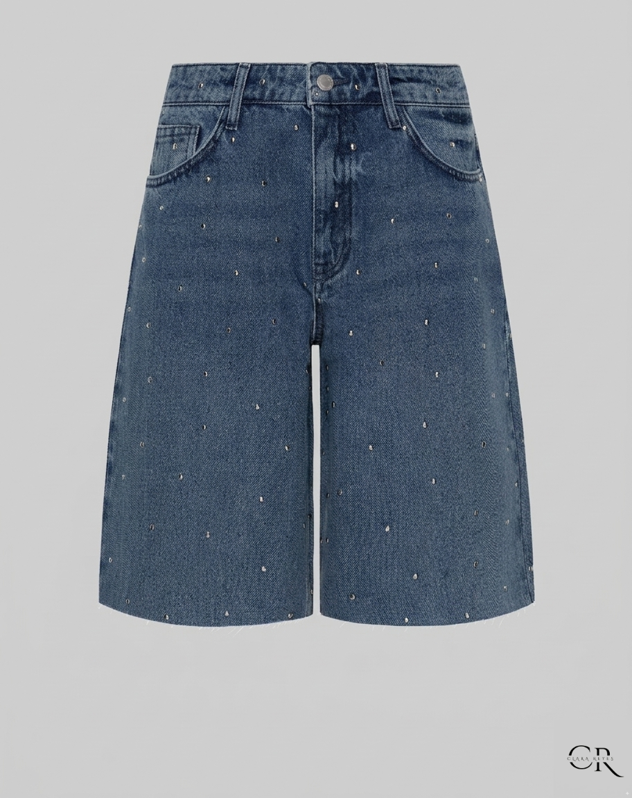 Vaqueros cortos Marta de denim con tachuelas.