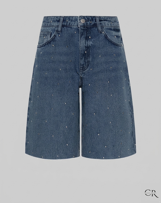 Vaqueros cortos Marta de denim con tachuelas.