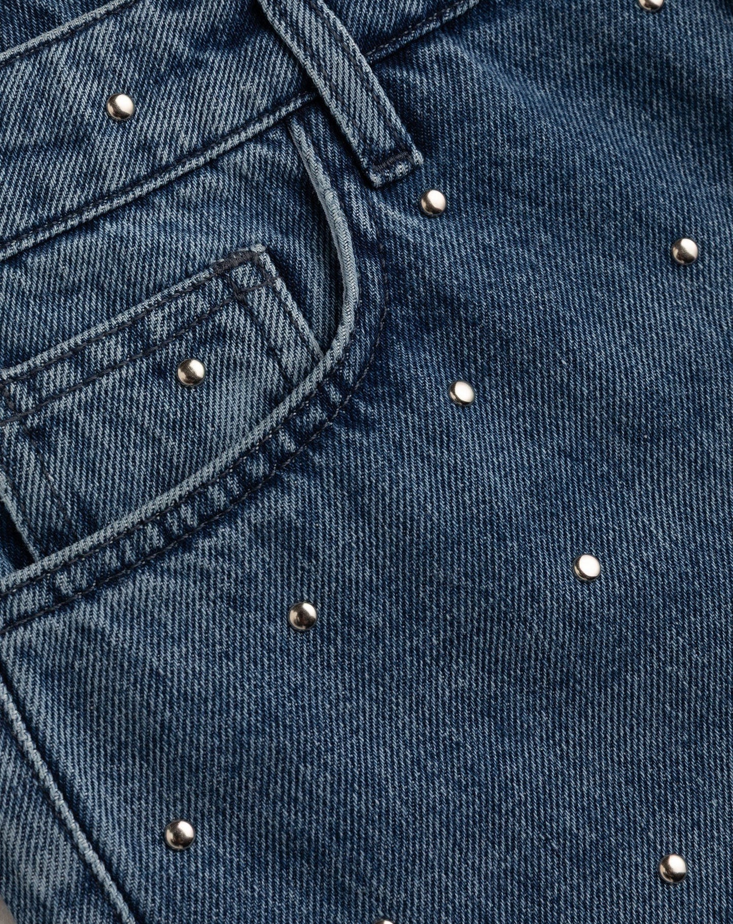 Vaqueros cortos Marta de denim con tachuelas.
